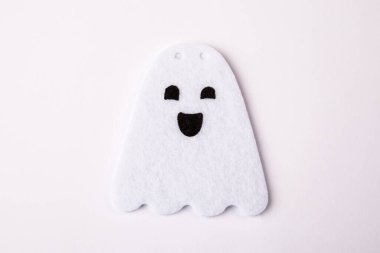 Yüzü olan hayalet, beyaz arkaplanda cadılar bayramı dekoru..