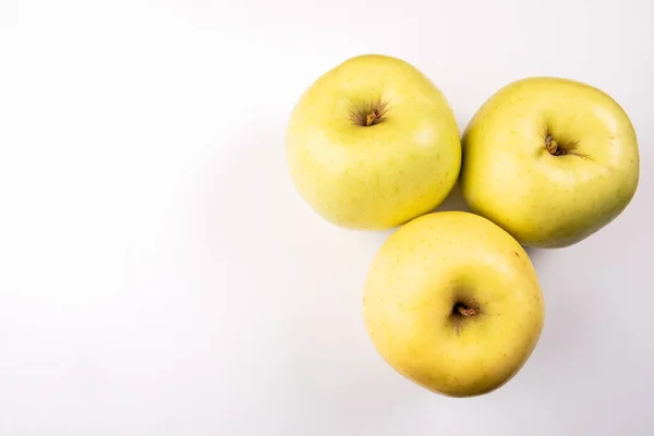 Três Maçãs Verdes Amarelas Fundo Branco Alimentos Vitaminas Saudáveis — Fotografia de Stock