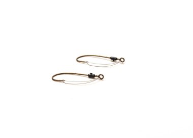 İki paslanmaz yabani ot koruyucusu bataklık kancası, uzun bacağa bronz batan kancayla, beyaz üzerine izole edilmiş olta takımını bitir.