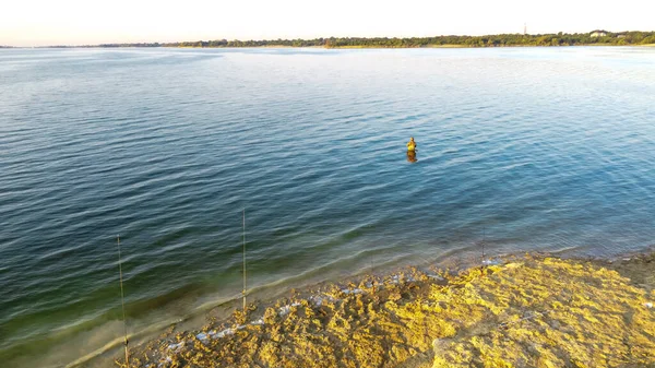 Vista Aérea Pescador Wade Pesca Con Chaqueta Impermeable Vadeadora Suite —  Fotos de Stock