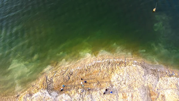 90 gradi vista aerea di persone banca pesca al mattino presto a Lavon Lake, Texas, America — Foto Stock