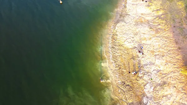 Luchtfoto vissers bank en wade vissen met waterdichte jas bij Lavon Lake, Texas, Amerika — Stockfoto