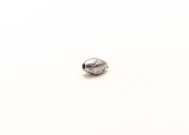 Beyaz arka planda izole edilmiş gümüş yumurtalıklı balıkçı aksesuarı. Carolina teçhizatı için idealdir. Balıkçılar dipte balık tutmak için derinlere inebilir.