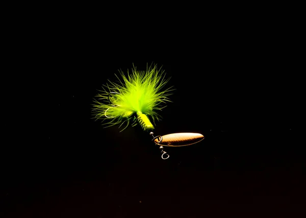 인라인 스피너 루어에는 갈고리 시너지 배트가 배경에서 분리되어 플래시 바늘로 — 스톡 사진