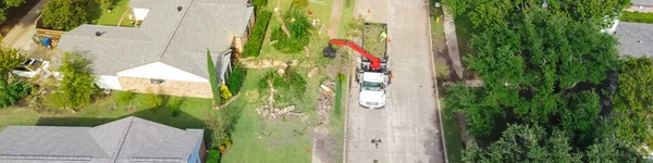 Panorama Vista Aérea Caminhão Trabalho Com Elevador Cortando Árvore Casa — Fotografia de Stock