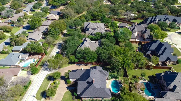 Typische und gehobene Wohngegend mit luxuriösem Villenpool in Grapevine, Texas, USA — Stockfoto