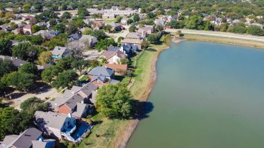Teksas, Flower Mound 'da olgun ağaçları olan lüks göl evleri.