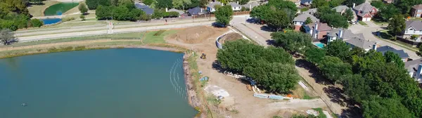 Vista aérea panorâmica lagoa de bairro em remodelação construção em Flower Mound, Texas, EUA — Fotografia de Stock