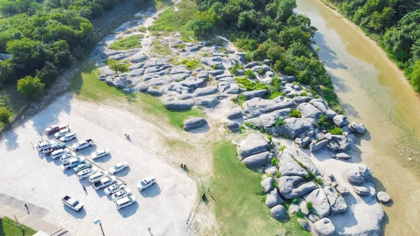 Vista aérea estacionamentos entrada e grandes rochas com rio Paluxy no Big Rocks Park em Glen Rose, Texas, EUA — Fotografia de Stock