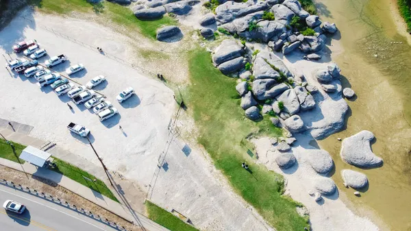 Вхід з повітря на парковки і великі скелі з Палуксі Рівер в парку Big Rocks в Глен Роуз, штат Техас, США — стокове фото