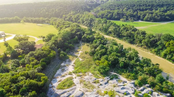 Vista dall'alto lussureggiante foresta verde di Big Rocks Park vicino al villaggio storico di Glen Rose, Texas, USA — Foto Stock