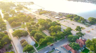 Tarihi Granbury şehir merkezine yakın Brazos Nehri boyunca uzun tahta kaldırımlı şehir plajı parkı. Hava kompleksi, restoran ve göl kıyısındaki evler, yazlık evler, E Pearl Caddesi.