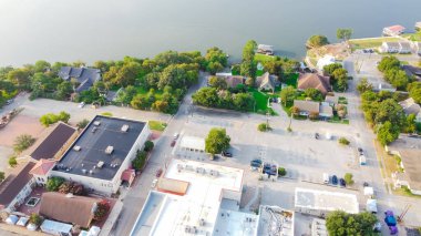 Granbury şehir merkezinin göl manzaralı kısmı eşsiz butikler, sahil restoranları, yazlık evler. Brezilya Nehri, Teksas, ABD 'de sabah erken saatlerde küçük sevimli bir kasaba.