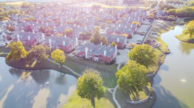 Dallas, Teksas yakınlarında ikiz göllere yerleşmiş, su çeşmesi ve doğa yolu sistemi olan bir apartman dairesi. İki katlı kiralık evler yemyeşil sağlıklı yaşam konseptiyle çevrili.