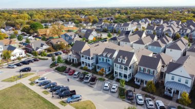 Teksas 'ın tarihi Coppell kasabası yakınlarında inşaat halindeki ahşap evleri olan lüks yerleşim yerleri. Bahçe verandası kapalı, arka bahçesi olmayan yazlık evler.