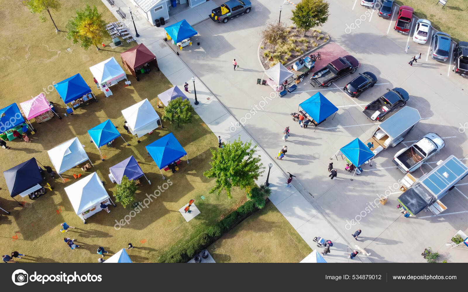 A vista superior do caminhão do estacionamento para na área de