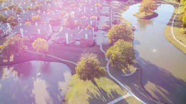 Dallas, Teksas, ABD 'de, banliyöde küçük bir adası olan en iyi manzaralı ikiz göl.