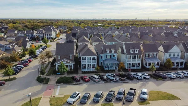 Vista superior de dos pisos de lujo casas de estilo casa de campo con el centro de Dallas en la distancia, Texas — Foto de Stock