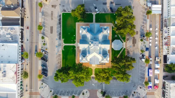 Vista aérea vertical del histórico Palacio de Justicia del Condado de Hood en Downtown Square Granbury, Texas, EE.UU. — Foto de Stock