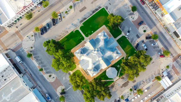 Vista aérea vertical del histórico Palacio de Justicia del Condado de Hood en Downtown Square Granbury, Texas, EE.UU. — Foto de Stock