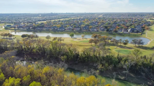 Vista dall'alto campo da golf del country club e case residenziali sul lago vicino al parco naturale con fogliame autunnale a Carrollton, Texas, USA — Foto Stock