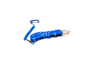 Beyaz arka planda paslanmaz çelik çeneli ve güçlü yay koruyuculu mavi balık dudak tutacağı. Tipik delinmeyen dudak tutucu.