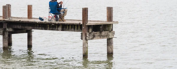 Close Visão Traseira Pescador Preto Amarrar Pesca Cadeira Dobrável Cais — Fotografia de Stock