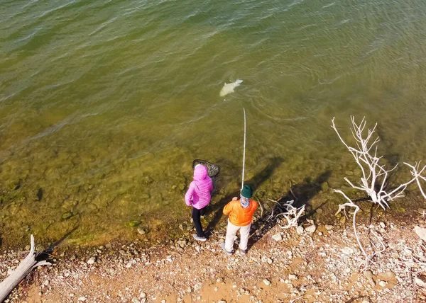 Vista Aérea Casal Sênior Pesca Esperar Para Pousar Peixe Búfalo — Fotografia de Stock