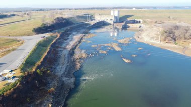 Denison Barajı 'nın Teksas tarafında hidroelektrik türbin santrali var. Hava manzarası akıntıya karşı kaya korumalı, Texas ve Oklahoma arasındaki Red River 'da toprak dolgulu Texoma Barajı.
