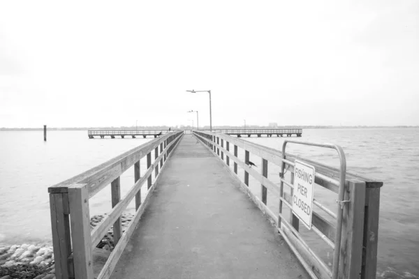 Vissen Pier Met Poort Tekenen Stretching Out Clear Lake Buurt — Stockfoto