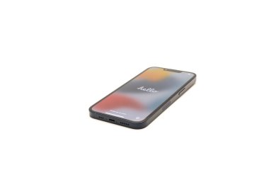 COPPELL, TX, ABD-JAN 4, 2022: Merhaba beyaz arka planda izole edilmiş yeni gece yarısı rengi ile Apple iPhone 13 'ün hoş geldin ekranında mesaj