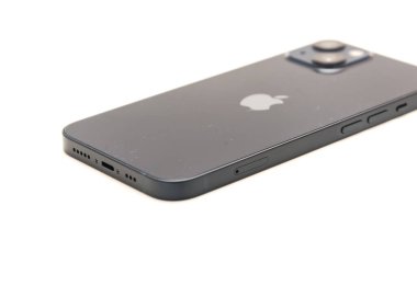 COPPELL, TX, ABD-JAN 4, 2022: Aygıtın sol tarafı, Apple iPhone 13 'ten gece yarısı yeni renginde şarj etmek için SIM kart çekmecesi yuvasını ve Şimşek portunu beyaz arkaplanda izole edilmiş olarak gösteriyor