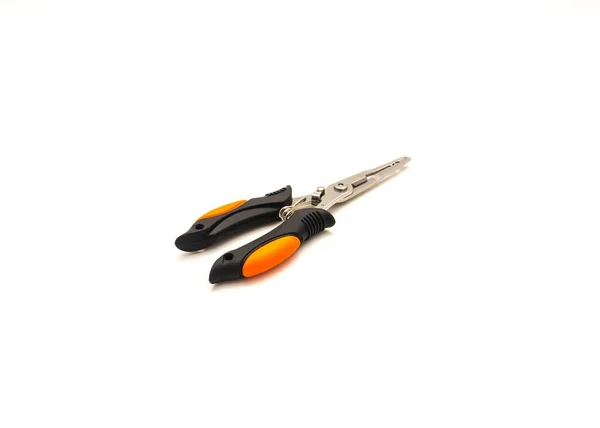 闭式不锈钢钓钳 橡胶手柄 白色背景隔离 带有弹簧和锁匙的橙色和黑色钳子 — 图库照片