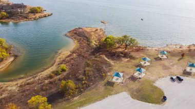 Çamurlu kıyı şeridi, Grapevine Gölü 'nün kuzey kıyısında kayalıklar. Hava manzaralı çadır sadece park yerleri, yastıklar, ateş halkaları ve ızgaralar Murrell Park, Teksas 'ta