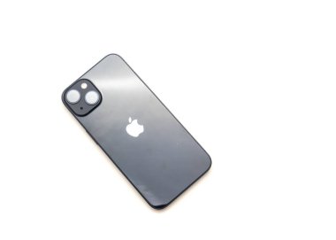 COPPELL, TX, ABD-JAN 4, 2022: Üst görünüm Apple iPhone 13 'te gelişmiş çift kameralı sistemi gösteriyor