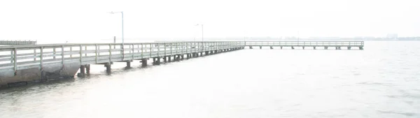 Panorama Czarno Biały Widok Drewniane Molo Rybackie Rozciąga Się Clear — Zdjęcie stockowe