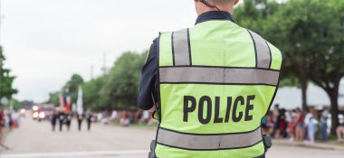 4 Temmuz 'da Dallas, Teksas, Amerika yakınlarındaki resmi geçit töreninde Panorama' nın dikiz aynasındaki polis memuru. Festivalde kolluk kuvvetleri ve güvenlik görevlisi.