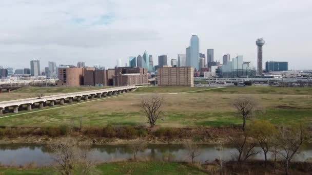 Vuele Sobre Commerce Street Bridge Hacia Centro Dallas Texas Invierno — Vídeos de Stock