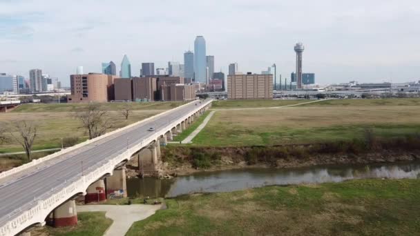 Top View Running Vehicles Commerce Street Bridge Downtown Dallas Wintertime — Stock Video