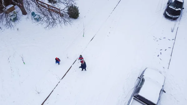 Enfants Vêtements Chauds Jouant Avec Neige Dans Rue Résidentielle Près — Photo