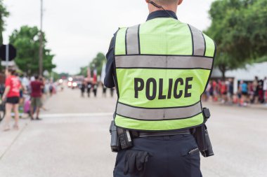 4 Temmuz 'da Dallas, Teksas, Amerika yakınlarındaki resmi geçit töreninde. Festivalde kolluk kuvvetleri ve güvenlik görevlisi.