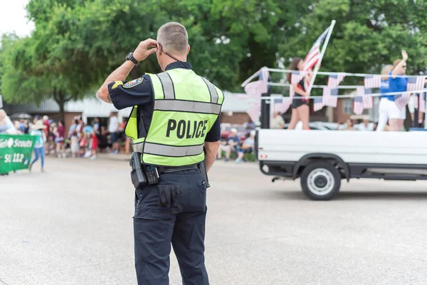 4 Temmuz 'da Dallas, Teksas, Amerika yakınlarındaki resmi geçit törenindeki polis memurunun arka görüntüsü. Festivalde kolluk kuvvetleri ve güvenlik görevlisi.