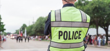4 Temmuz 'da Dallas, Teksas, Amerika yakınlarındaki resmi geçit töreninde Panorama' nın dikiz aynasındaki polis memuru. Festivalde kolluk kuvvetleri ve güvenlik görevlisi.