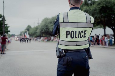 Filtrelenmiş görüntü yakın çekim polis memuru 4 Temmuz geçit töreni sokak etkinliği Dallas, Teksas, Amerika yakınlarında