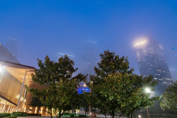 Arranha-céus e arranha-céus edifícios corporativos no centro de Houston em nevoeiro tempo na hora azul — Fotografia de Stock