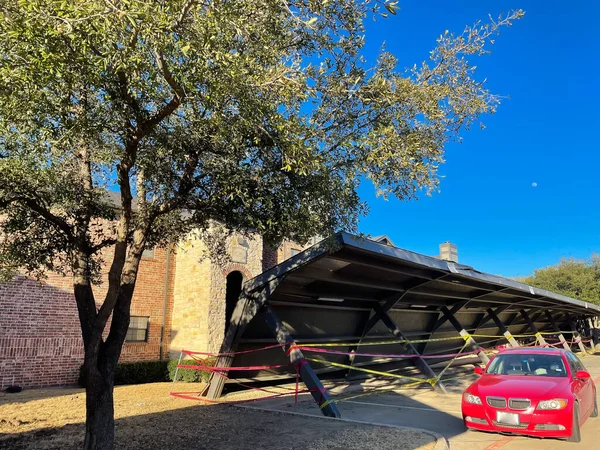 Skadade Lägenhet Täckt Parkeringssystem Med Parkerad Bil Bredvid Förorterna Dallas — Stockfoto