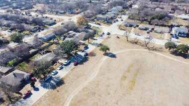 Dallas, Teksas 'ın merkezinin dışında patikaları ve patikaları olan büyük bir park. Havadan bakıldığında, tek aile evleri kışın çıplak ağaçlarla bölünmüş durumda.