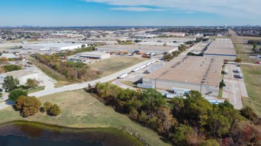 Hava manzaralı büyük bir ticari depo ve arka planda Dallas, Carrollton Texas, ABD. Lakeside karışık kullanım alanı ile tesis hizmet binası, satın alma ve ulaşım şirketleri