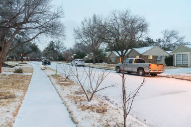 Kar sabahın erken saatlerinde Dallas, Teksas, Amerika 'daki yerleşim yerlerini ışık direğiyle kapladı. Kar fırtınası ve dondurucu soğuk Landon yüzünden..