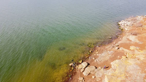 Luchtfoto Ongeïdentificeerd Kind Draagt Jas Schoenen Buurt Van Rotsachtige Kustlijn — Stockfoto